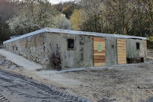 Cesta vedie okolo bývalej horárne.