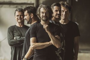 Dan Bárta stojí na čele kapely Illustratosphere už dvadsať rokov. Nový album s názvom Kráska a zvířený prach vyšiel 13. marca 2020. 