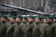 Na archívnej fotografii sú slovenskí vojaci na základni Adaži v Lotyšsku. Základňu navštívil vtedajší prezident Andrej Kiska 18. decembra 2018.