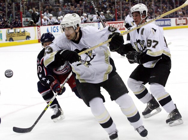 Žigmund Pálffy a Sidney Crosby (vpravo) boli spoluhráčmi v Pittsburghu Penguins.