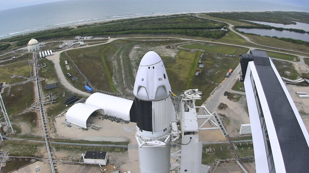 Od rakety s kapsulou sa odpojil mostík, cez ktorý sa do lode dostali astronauti. po jeho odpojení začalo napĺňanie palivových nádrží.