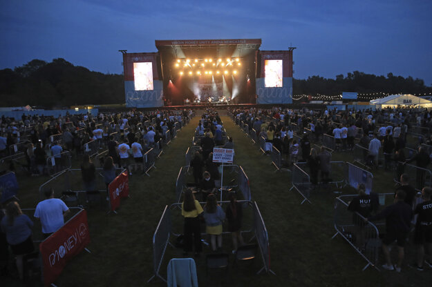 Koncert Sama Fendera v Newcastli s bezpečnou vzdialenosťou medzi divákmi.