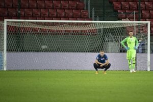 Brankár Dominik Greif a obranca Denis Vavro.