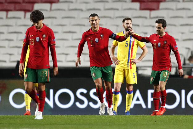 Cristiano Ronaldo (v strede) sa teší z gólu do siete Andorry.