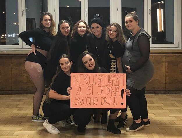 Členky tanečnej skupiny Ass sis twerk. Zľava hore: Alexandra Bařinková, Vanessa Karpatská, Denisa Kršková, Vanessa Sihelová, Radka Rechtoríková, Ema Schovancová. Zľava dolu: Zuzana Slobodová a Tímea Gajdošová.