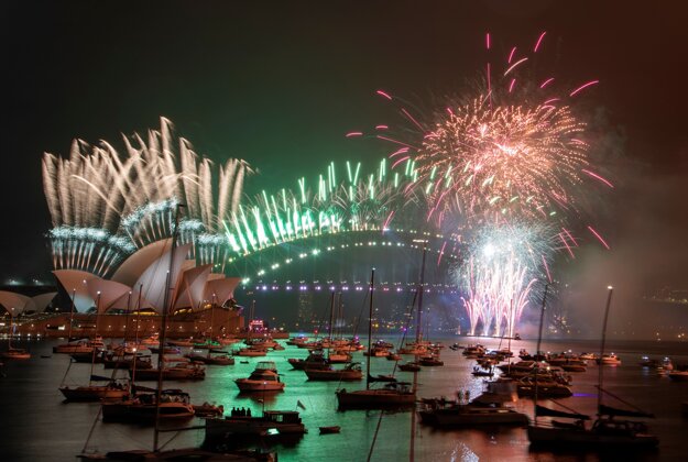 Ohňostroj nad operou v Sydney.