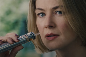 Rosamunde Pike vo filme I Care a Lot.