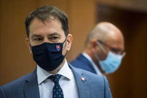 Predseda vlády SR Igor Matovič (OĽaNO) sa rozpráva s novinármi a minister hospodárstva SR a prvý podpredseda vlády pre ekonomiku SR Richard Sulík (SaS).
