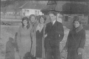 Mládež pred starou pastierňou, 1936