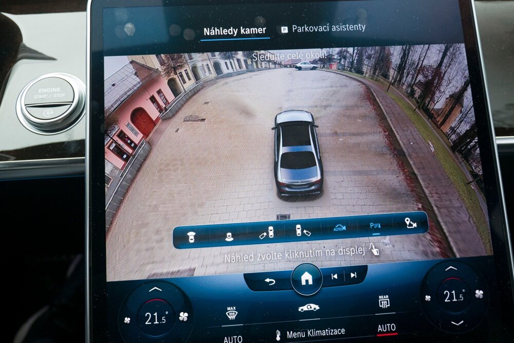 Pri manévrovaní v úzkych priestoroch si možno pomôcť zobrazením auta a okolia z takmer akéhokoľvek uhla. Nejde o novú technológiu v automobilovom priestore, ale Mercedes ju dotiahol k dokonalosti.