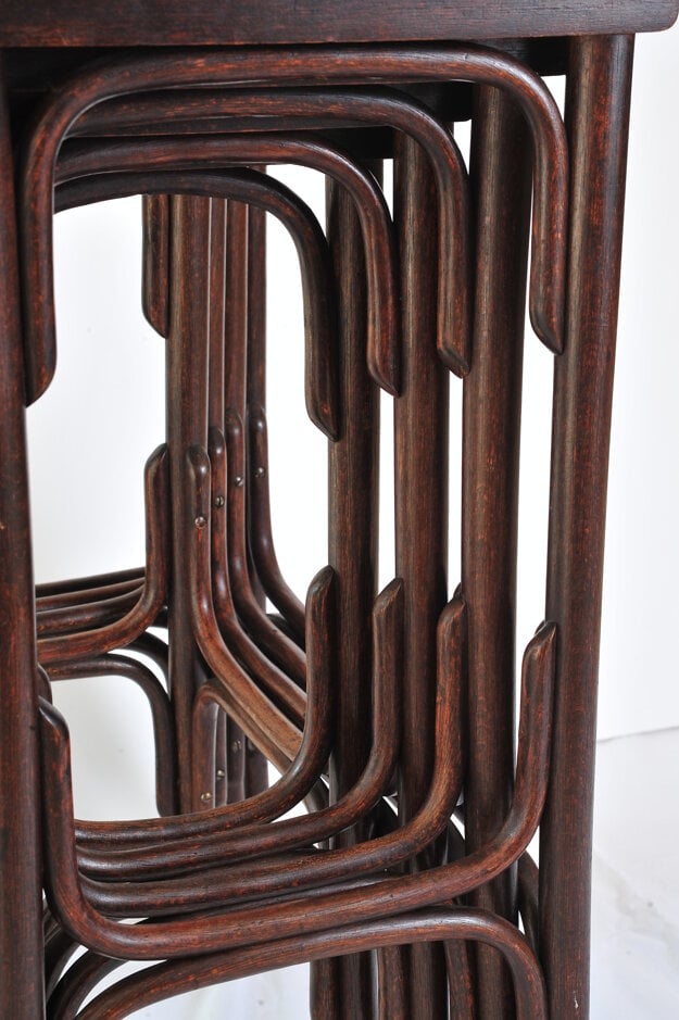 Sada stolíkov z ohýbaného dreva od firmy Gebrüder Thonet (Fond Hornonitrianskeho múzea v Prievidzi)