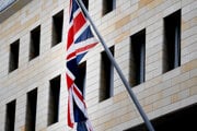Vlajka Spojeného kráľovstva veje pred britským veľvyslanectvom v Berlíne.