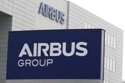 Logo spoločnosti Airbus pred budovou závodu v Brémach.