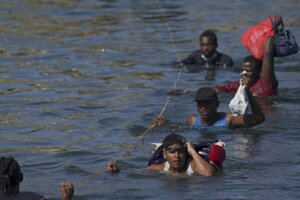 Migranti prekonávajú hraničnú rieku Rio Grande na hranici Mexika a amerického Texasu.