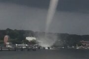Na videosnímke tornádo vyčíňa v nemeckom meste Kiel.
