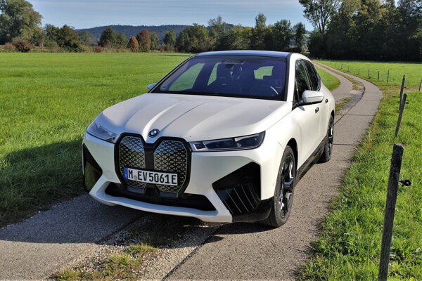 Vyskúšali sme BMW iX, zaujímavé riešenia zatienili kontroverzný dizajn