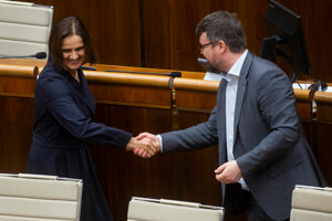 Podpredseda vlády pre legislatívu Štefan Holý si podáva ruku s ministerkou spravodlivosti Máriou Kolíkovou.