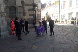 Podľa kardinála a emeritného pražského arcibiskupa Dominika Duku, ktorý celebroval pohrebnú omšu, to bol práve arcibiskup Tkáč, kto vyhovel žiadosti kardinála Tomka, aby mohol byť pochovaný v košickom Dóme svätej Alžbety.