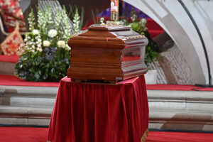Rakva s pozostatkami zosnulého kardinála Jozefa Tomka.