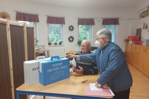 Volebné urny a priebeh volieb v Zariadení a centre seniorov Harmónia, v Senici v okrese Senica, Trnavský kraj.