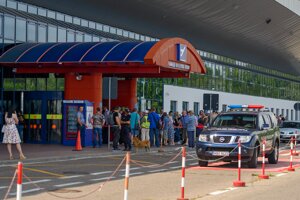 Polícia pred letiskom v Kišinove.
