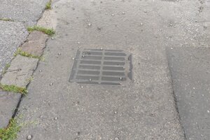 Vpust na Čajakovej ulici nestíhajúci odvádzať pritekajúcu dažďovú vodu z okolitých ciest. 