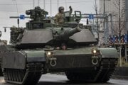 Tank typu Abrams.