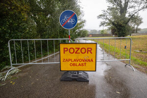 Zvýšená hladina Dunaja v bratislavskej mestskej časti Devín počas dní kedy Slovenský hydrometeorologický ústav vydal 2. a 3. stupeň meteorologickej a hydrologickej výstrahy pre západné Slovensko.