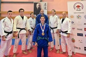 Silvia Kilačková (v popredí) s trénerskou partiou džudo klubu Katsudo Lučenec.