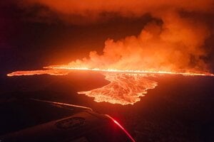 K erupcii došlo v sopečnej pukline Sundhnúksgígar pri mestečku Grindavík.