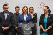 Na snímke zvolení europoslanci za Smer, zľava Ľuboš Blaha, Erik Kaliňák, Monika Beňová, Judita Laššáková a Katarína Roth.