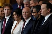Najmocnejší muži amerických technologických firiem Mark Zuckerberg, Jeff Bezos, Sundar Pichai a Elon Musk na inaugurácii Donalda Trumpa. 