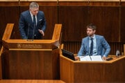 Premiér Robert Fico (Smer) a poslanec Michal Šimečka (Progresívne Slovensko) počas mimoriadnej schôdze k opozičnému návrhu na vyslovenie nedôvery vláde.