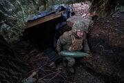 Ukrajinský príslušník 14. brigády Národnej gardy „Červená kalina“ nesie delostrelecký granát pred streľbou na ruské pozície na frontovej línii v smere Pokrovsk.