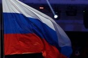 Olympijská a ruská vlajka počas záverečného ceremoniálu ZOH 2014 v Soči. 