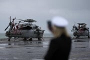 Americké vrtuľníky na pilotnej palube lietadlovej lode USS Carl Vinson.