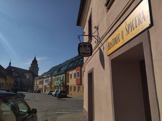 Remeselný pivovar Špicer otvorili vlani. Ponúka okrem piva aj dobré jedlo. (zdroj: SME/Jozef Ryník)