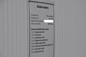 Tabuľa informuje, aký odpad na skládke leží.