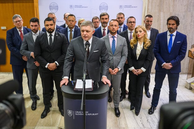 Premiér Robert Fico s členmi vládneho kabinetu. (zdroj: TASR)