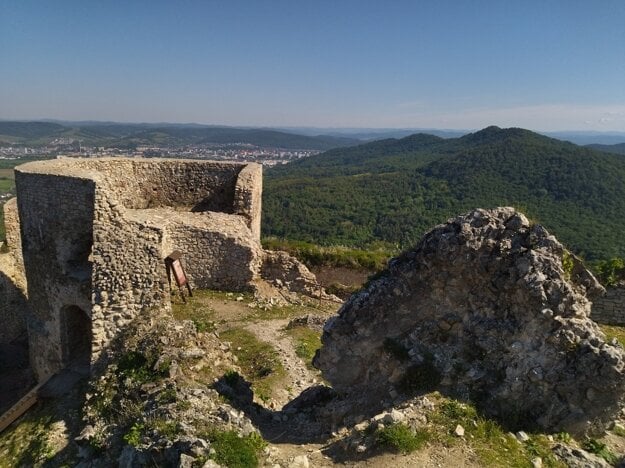 Hrad Jasenov sa renovuje a ponúka krásny výhľad na Vihorlatské vrchy. (zdroj: SME/Jozef Ryník)
