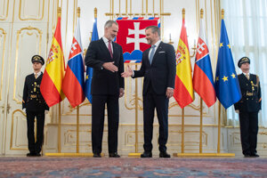 Španielsky kráľ Filip VI. a prezident Peter Pellegrini počas uvítacieho ceremoniálu v Prezidentskom paláci.