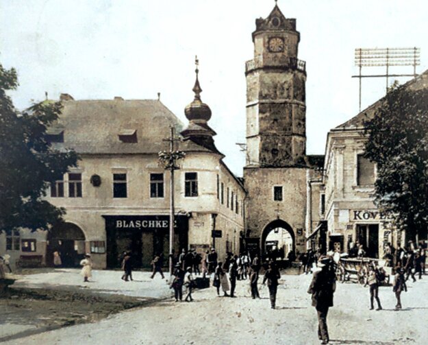  Budova starej radnice, na prízemí bol obchod s klobúkmi E. Blaschke na pohľadnici v období od roku 1899 do 1911. Vedľa Mestská veža. (zdroj: foto: archív Milana Vrbu)