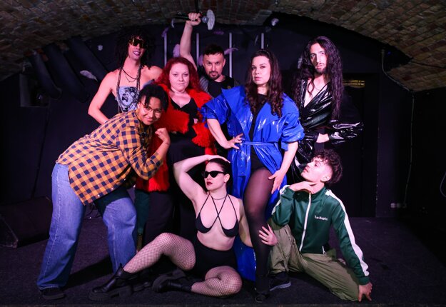 Tepláreň kabaret je oslavou pestrosti, kreativity a priateľstva. Tento rok na Pohode vystúpia Veroni Gyenge, Lotta Love, Vivian, J.Singer, Laziza Vuitton, Madrid, Taemarina, Jozef Vaľo a Anina. (zdroj: Tepláreň Kabaret)
