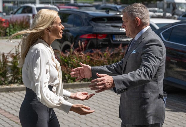Ministerka hospodárstva Denisa Saková a premiér Robert Fico. (zdroj: TASR)