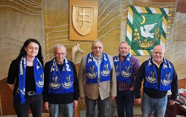 Tím autorov knihy 100 rokov futbalu. (zdroj: Krásňan)