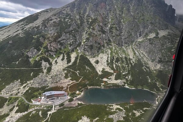 Pohľad zo zasahujúceho vrtuľníka.