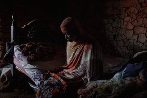Fatma Swak Fadul vo svojom dome na okraji Omdurmanu v Sudáne drží košeľu patriacu jej synovi Omerovi, ktorý v marci zomrel od hladu.