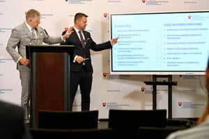 Zľava predseda vlády Robert Fico a minister investícií, regionálneho rozvoja a informatizácie Samuel Migaľ.