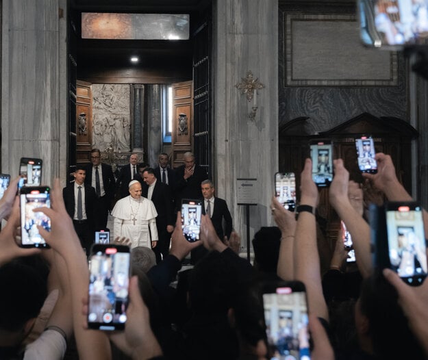Hlavnú cenu Slovak Press Photo 2025 vyhrala fotografia zo série Zo dňa na deň stredobodom s názvom fotografie Lev XIV. autora Tomáša Baršváryho. (zdroj: Tomáš Baršváry)