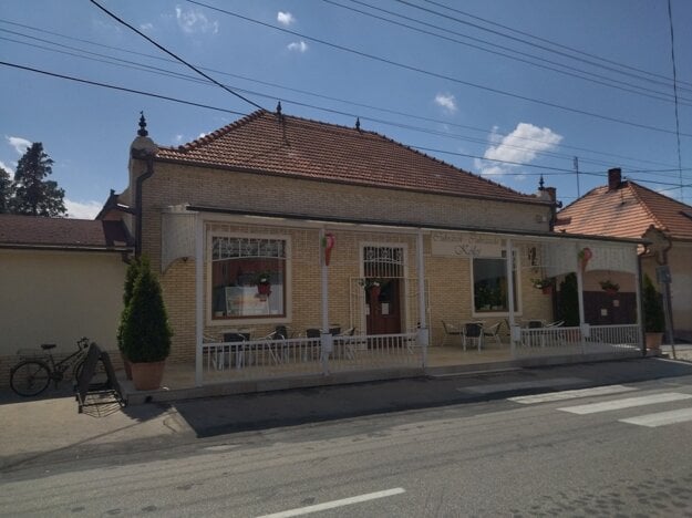 Rodinná cukráreň Köles v Okoči ponúka vychýrené zákusky aj zmrzlinu. (zdroj: SME/Jozef Ryník)